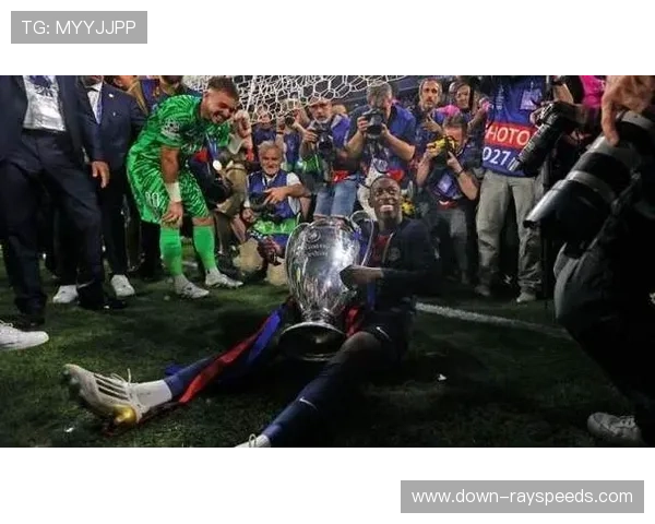 巴黎德比登贝莱内切破门，恩里克场边振臂欢呼